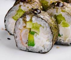 Sushi maki mit Garnele und Gurken foto