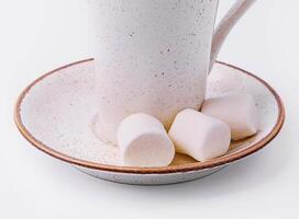 Tasse von heiß Kakao mit Marshmallows isoliert auf Weiß Hintergrund foto