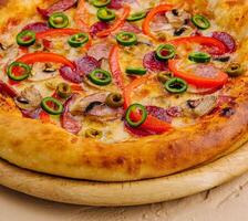 Italienisch Pizza auf hölzern Tafel foto