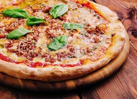 heiß würzig Pizza mit gehackt Fleisch foto