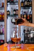 Gießen Whiskey in Glas beim Bar foto