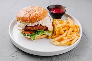 klassisch Cheeseburger mit Fritten und Ketchup foto