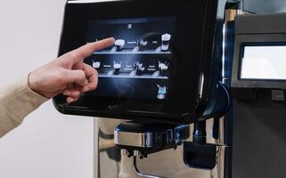 wählen Kaffee Optionen auf ein modern Berührungssensitiver Bildschirm Maschine foto