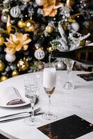 elegant Champagner Toast durch Weihnachten Baum foto