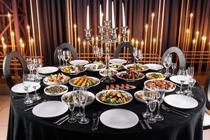 elegant Essen Tabelle einstellen zum Gourmet Bankett foto