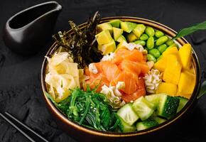 frisch Lachs Sack Schüssel mit Gemüse und Reis foto