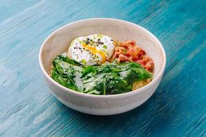 Bohnenkraut Frühstück Schüssel mit Ei und Grüns foto