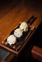 Gourmet Sushi Rollen auf hölzern Teller foto