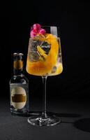 exotisch Cocktail mit Orange Twist und Blumen foto