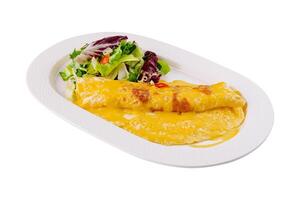 käsig Omelette mit frisch Salat auf Weiß Teller foto