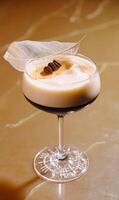 elegant Espresso Martini mit Kaffee Bohnen foto