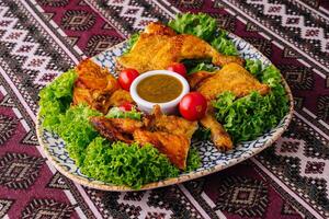 traditionell geröstet Hähnchen Abendessen mit Gemüse und Soße foto