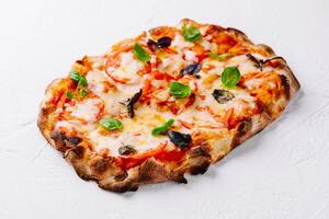frisch gebacken Margherita Pizza auf Weiß Hintergrund foto
