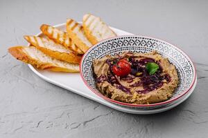 Gourmet hausgemacht Hummus mit knusprig Brot foto