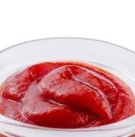 Schüssel von frisch Tomate Ketchup isoliert auf Weiß foto