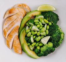 gesund gegrillt Hähnchen Teller mit Gemüse und Limette foto