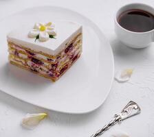 elegant Weiß geschichtet Kuchen mit Blumen- Dekorationen foto