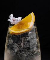 elegant Gin Tonic Cocktail mit Orange Scheibe foto