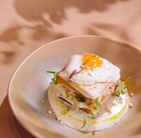 Gourmet Frühstück Stapel mit sonnig Seite oben Ei foto