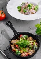 Gourmet gegrillt Hähnchen Salat und rustikal Bratpfanne Mahlzeit foto