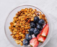 frisch Joghurt Schüssel mit Granola und Beeren foto