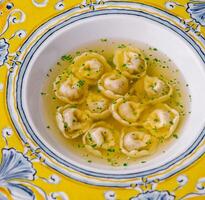 Italienisch Tortellini Pasta im dekorativ Teller foto