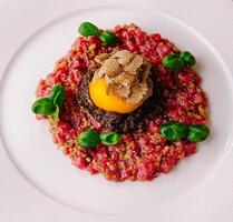 Gourmet Tartar mit Wachtel Ei und Trüffel foto