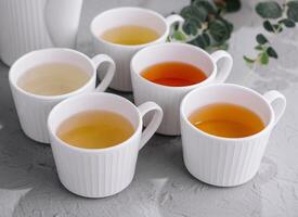Vielfalt von Tees im Weiß Keramik Tassen foto