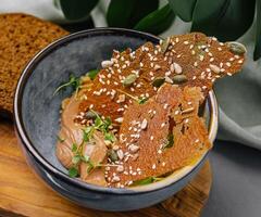 Gourmet Hähnchen Leber Pastete mit knusprig Brot foto