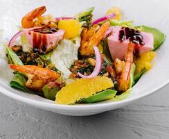 frisch Meeresfrüchte Salat mit Zitrusfrüchte Früchte foto