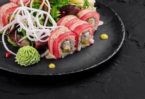 Gourmet Sushi rollen Teller auf schwarz Schiefer foto
