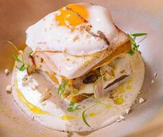 Gourmet Frühstück Stapel mit sonnig Seite oben Ei foto