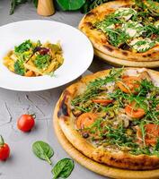 Gourmet Gemüse Pizza und Pasta auf Tabelle foto