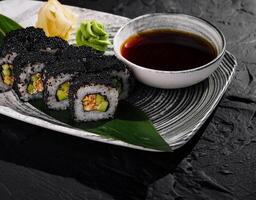 exquisit schwarz Kaviar Sushi rollen auf elegant Teller foto