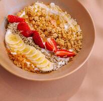 gesund Granola Frühstück Schüssel mit Obst Belag foto
