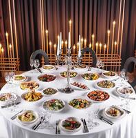 elegant Abendessen Tabelle mit Gourmet Geschirr und Kerzenlicht foto
