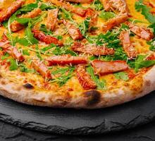 appetitlich geräuchert Lachs Pizza auf dunkel Hintergrund foto