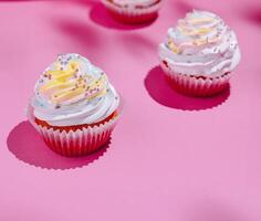 bunt Cupcakes auf Rosa Hintergrund foto