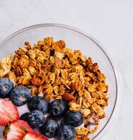 frisch Joghurt Schüssel mit Granola und Beeren foto