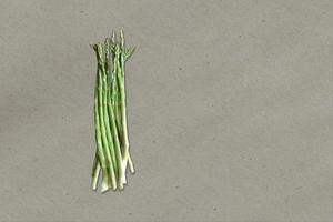 Nahaufnahme frischer grüner Spargel. isoliert auf weißem Hintergrund. geeignet für Ihr Food-Design-Projekt. foto