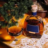 festlich Brandy und Glas durch Weihnachten Baum foto