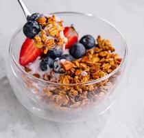 frisch Granola mit Joghurt und Beeren foto