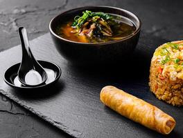 Gourmet asiatisch Verschmelzung Mahlzeit auf Schiefer Hintergrund foto