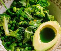 frisch Grün Salat mit Avocado und saisonal Gemüse foto