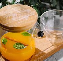 erfrischend Orange Entgiftung Wasser im Glas Krug foto