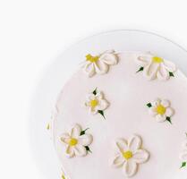 elegant Weiß Blumen- Kuchen auf Weiß Hintergrund foto