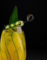 erfrischend Gurke Cocktail auf dunkel Hintergrund foto
