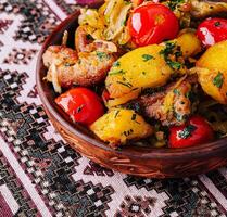 traditionell rustikal Kartoffel und Tomate Gericht foto