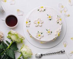 elegant Weiß Blumen- Kuchen mit Tee Rahmen foto