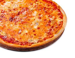 frisch gebacken Käse Pizza auf hölzern Tafel isoliert auf Weiß foto